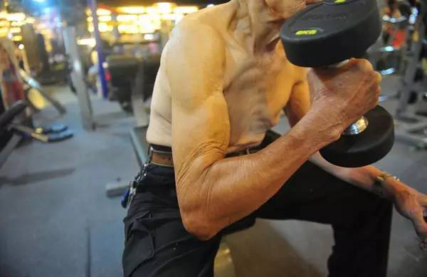 94歲健身爺爺爆紅！他還在運動，你有什么理由偷懶