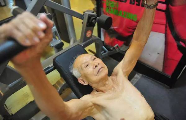 94歲健身爺爺爆紅！他還在運動，你有什么理由偷懶