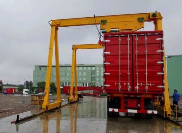 軌道式集裝箱龍門(mén)吊的應(yīng)用特點(diǎn)