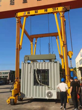 集裝箱龍門吊技術(shù)不斷改進(jìn)，適應(yīng)需求！