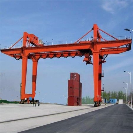 集裝箱龍門吊可配置多種吊具，以適應(yīng)生產(chǎn)需求！