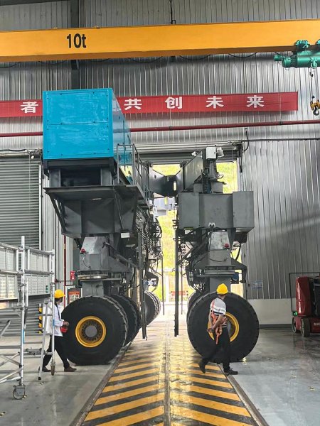 靖起生產(chǎn)折疊式液壓龍門吊在客戶現(xiàn)場試吊！