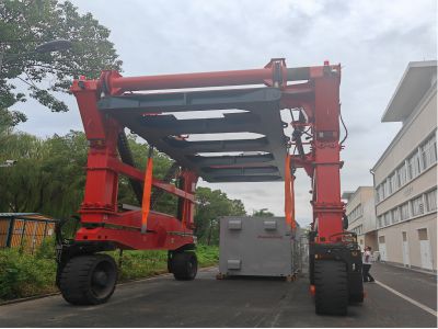 儲(chǔ)能跨運(yùn)車在新能源行業(yè)的應(yīng)用特點(diǎn)